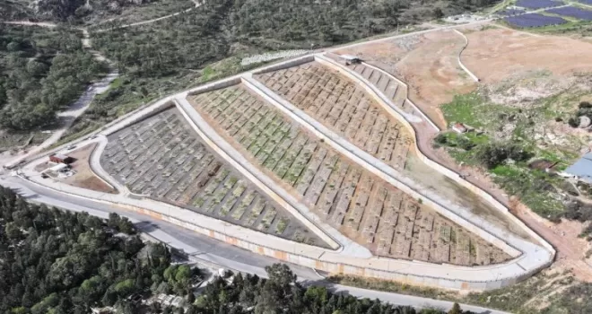 İzmir’de ’çift katlı’ mezarlık!