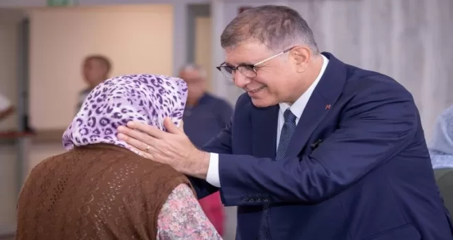 İzmir’de emekli yurttaşın imdadına Büyükşehir yetişiyor