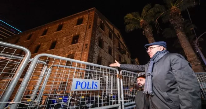 İzmir’de gece nöbetine devam... CHP’li Tanal pense ile plastik kelepçeleri kesti!