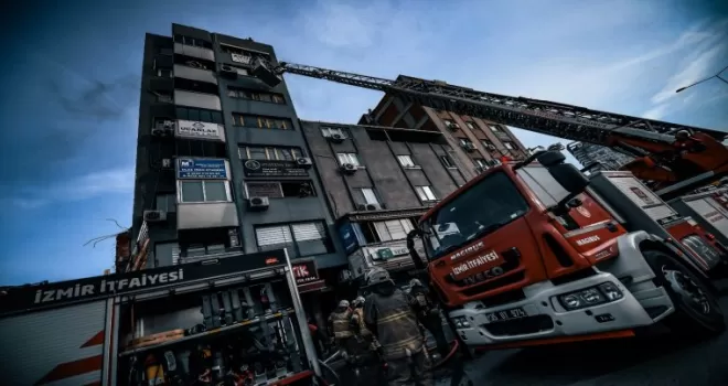 İzmir’de iş hanını alevler sardı, itfaiye 12 kişiyi kurtardı