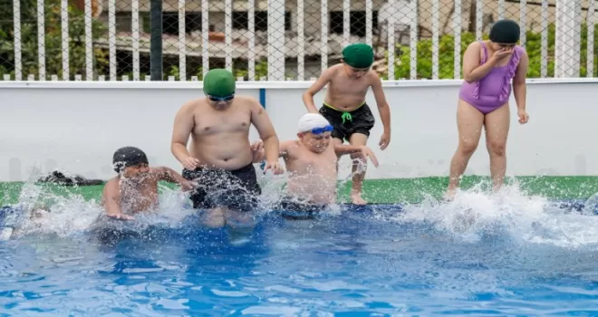 İzmir’de portatif havuz çocuklara neşe kattı