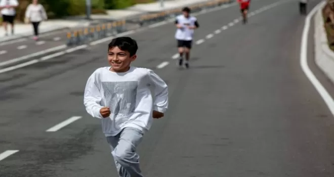 İzmir Güzelbahçe’de gençler Atatürk’e koştu