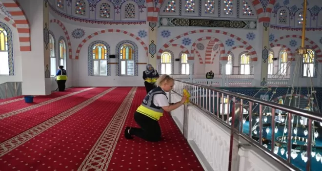 İzmir Karabağlar’da camilere ramazan temizliği