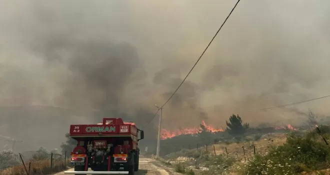 İzmir Karaburun’da yangın alarmı! Alevlerle mücadele sürüyor
