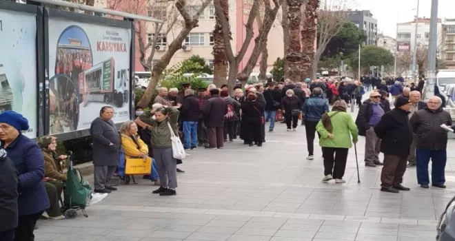 İzmir Karşıyaka’da emekliler yumurta kuyruğunda!