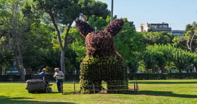 İzmir Kültürpark’taki doğayla şekillenen figürler ilgi görüyor