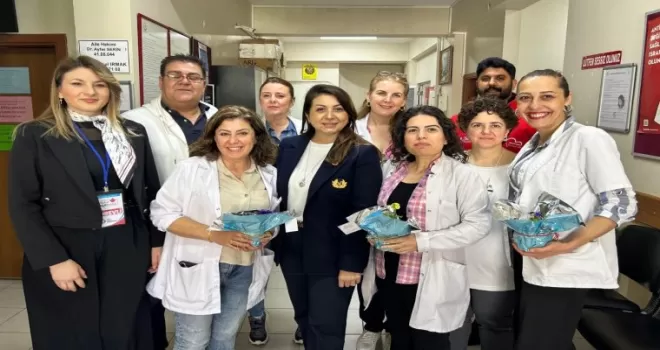 İzmit Belediyesi’nden ebelere anlamlı ziyaret