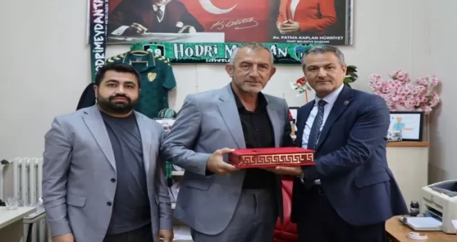 İzmit Belediyesi’nden muhtarlara doğum günü ziyareti