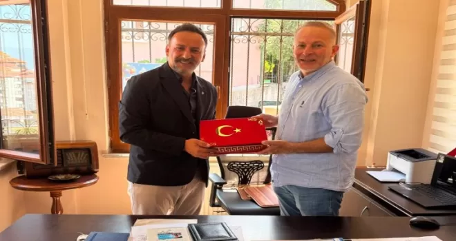 İzmit Belediyesi’nden muhtarlara doğum günü ziyareti