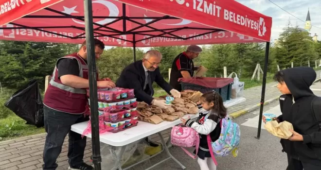 İzmit’in öğrencilere desteği sürüyor