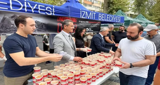 İzmit’te deprem hayatını kaybedenler anısına helva dağıtıldı
