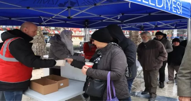 İzmit’te kandillik helva ikramı