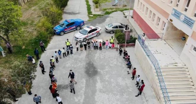 Jandarma ekipleri, öğrencilerle buluştu
