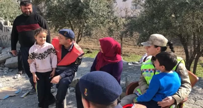 Jandarma ekiplerinden, enkaz altından kurtardıkları Güneş ailesine ziyaret
