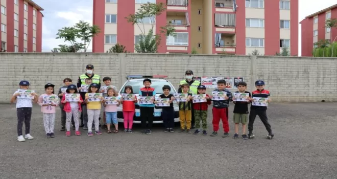 Jandarma sürücüleri bilgilendirdi, çocukları sevindirdi
