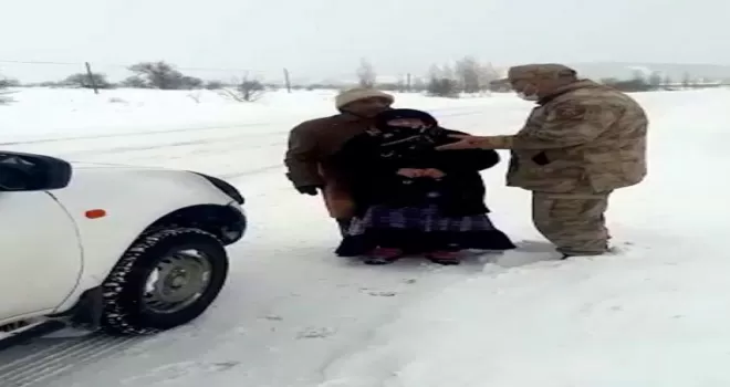 Jandarma yaşlı çifti yolda bırakmadı