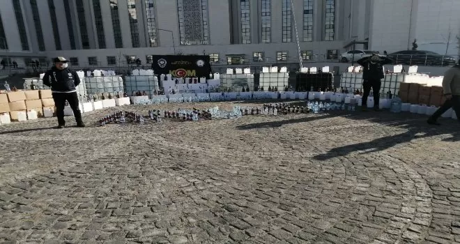 Kaçak alkol operasyonunda ele geçirilen malzemeler basına gösterildi
