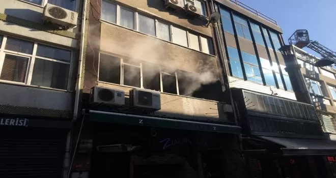 Kadıköy’de 3 katlı binada yangın
