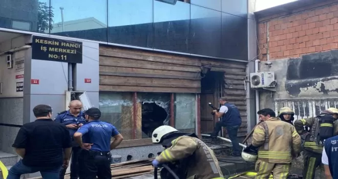 Kadıköy’de 3 katlı iş merkezinde yangın
