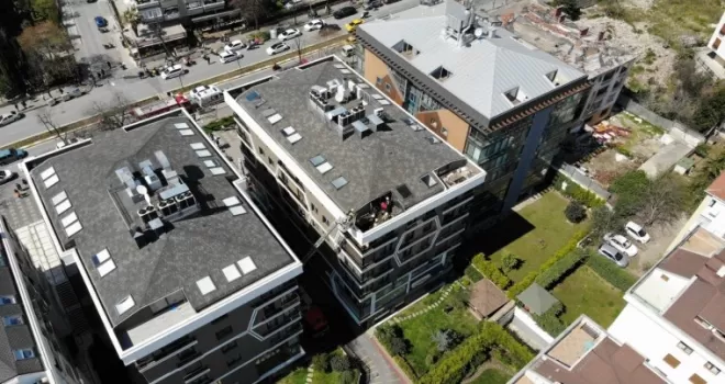 Kadıköy’de 5 katlı binanın teras katında çıkan yangında 3 kişi yaralandı
