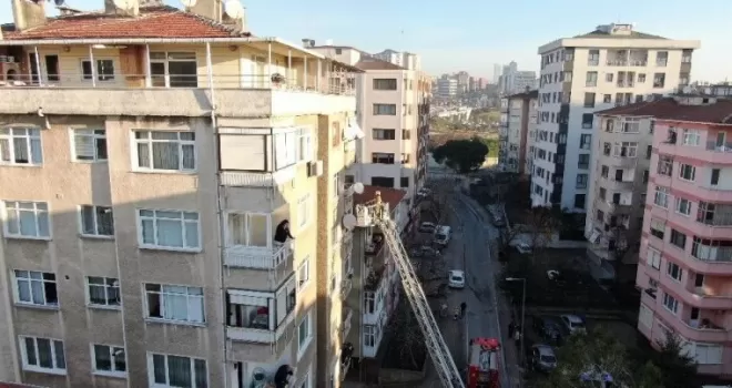 Kadıköy’de 6 katlı apartmanda yangın çıktı, iki kadın dumandan etkilendi
