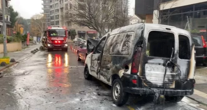 Kadıköy’de alev topuna dönen araç kamerada
