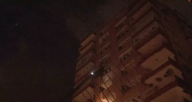 Kadıköy’de apartmanın çatısına yıldırım düştü
