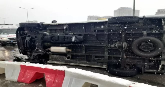 Kadıköy’de araç bariyerlere çarpıp, yan yattı
