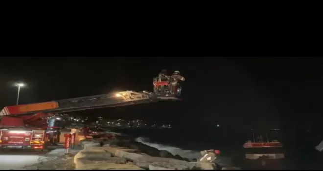 Kadıköy’de balıkçı teknesi karaya oturdu, mahsur kalan 2 kişi kurtarıldı
