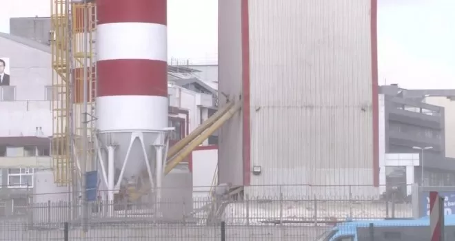 Kadıköy’de çimento santralinin bacası patladı: E 5’te toza dumana büründü
