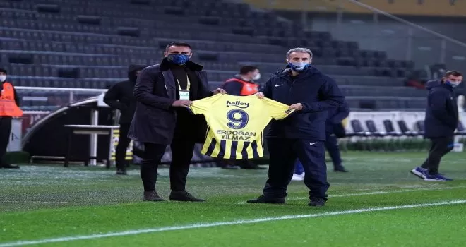 Kadıköy’de Erdoğan Yılmaz’a imzalı forma
