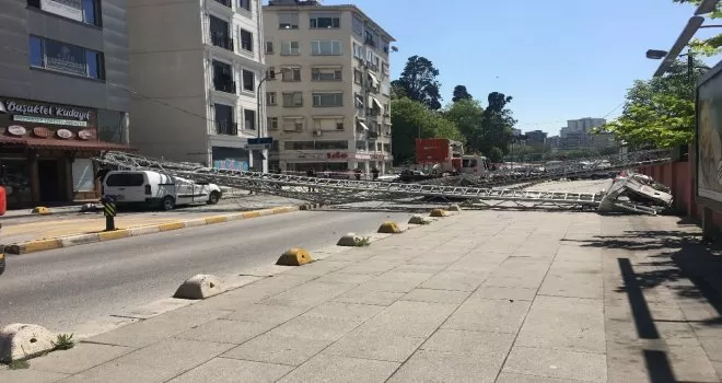 Kadıköy’de feci kaza: 2 itfaiyeci yaralandı
