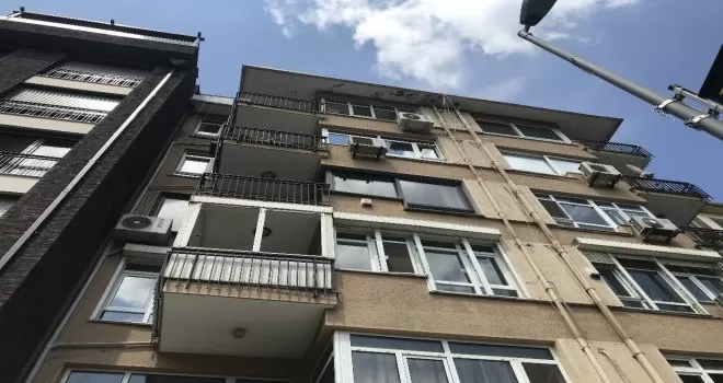 Kadıköy’de intihara teşebbüs anı kamerada
