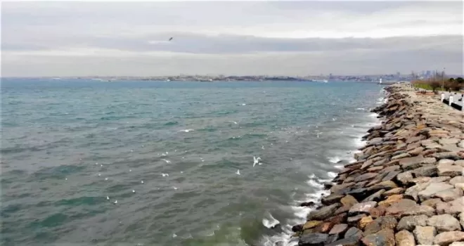 Kadıköy’de İSKİ’nin arıtma tesisinden bırakılan su denizin rengini değiştirdi
