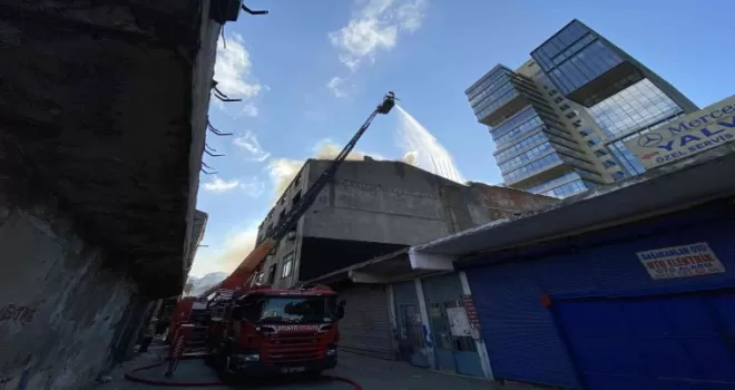 Kadıköy’de metruk binanın çatısında yangın
