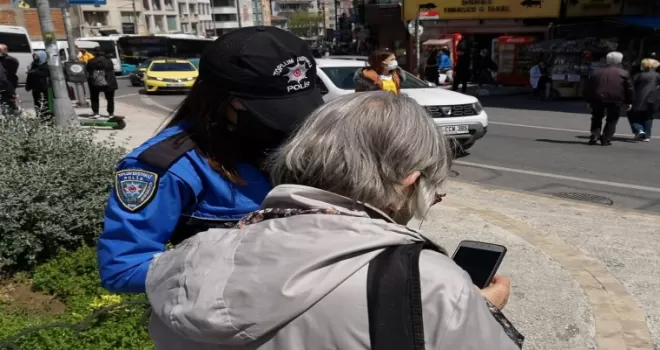 Kadıköy’de polis ekiplerinden kadınlara "KADES" bilgilendirmesi
