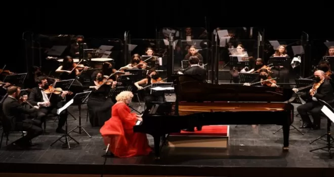 Kadıköy Pandemi Orkestrası İbrahim Yazıcı ve Gülsin Onay’la sahne aldı
