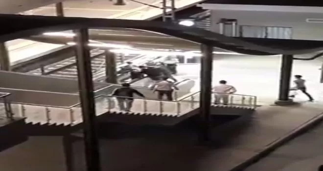 Kadın güvenlik görevlisine küfreden şahsa linç girişimi kamerada
