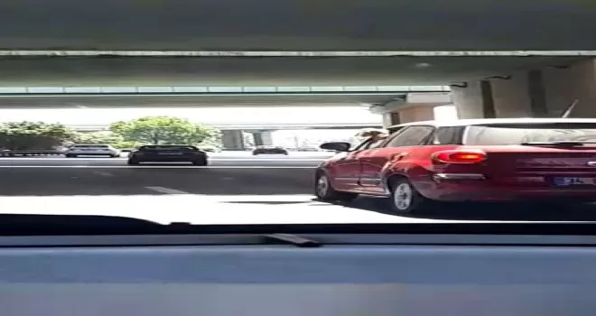 Kadın sürücünün davranışı diğer sürücüleri çileden çıkardı

