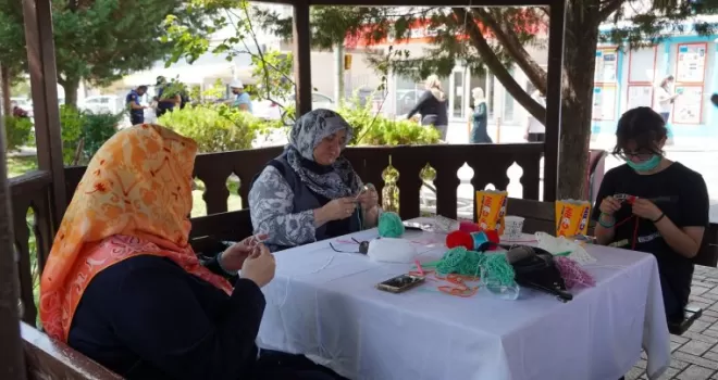 Kadınlardan ağaçlara rengarenk dokunuş

