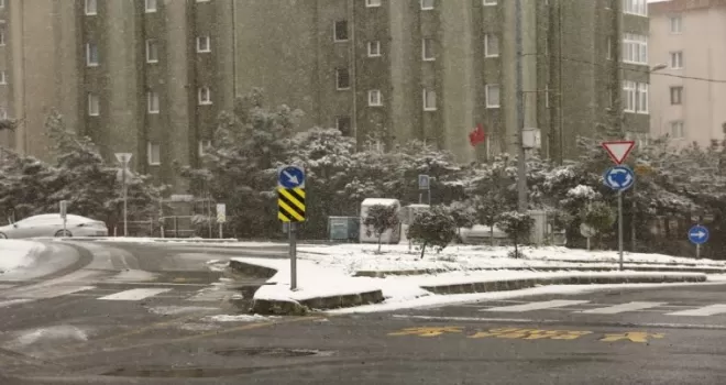 Kağıthane’de ara sokaklar beyaz örtü ile kaplandı
