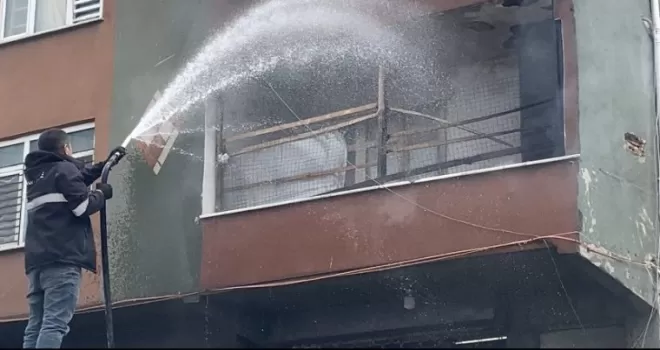 Kağıthane’de binadaki yangına hortumlu müdahale
