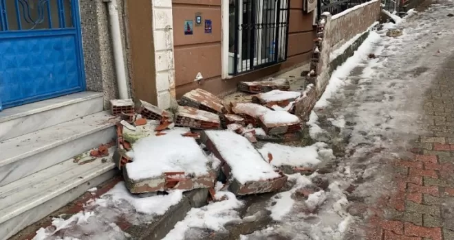 Kağıthane’de buzlanan yolda kayan araç çarptığı duvarı yıktı
