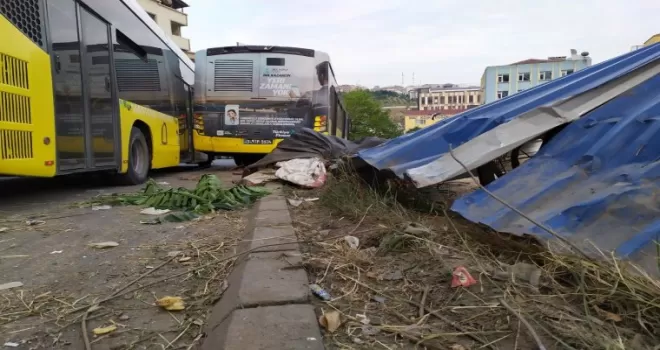 Kağıthane’de freni boşalan İETT otobüsü metro inşaatına daldı

