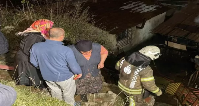 Kağıthane’de gecekondu yandı, sahibi gözyaşlarıyla izledi
