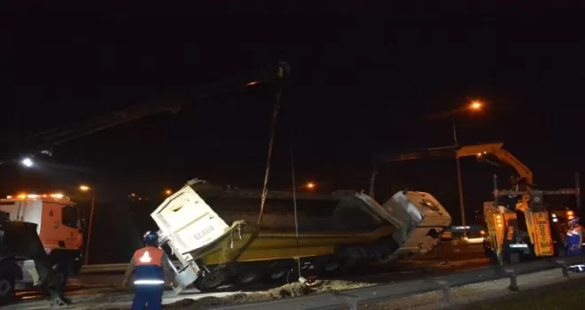 Kağıthane’de hafriyat kamyonu devrildi: 1 yaralı
