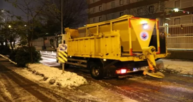 Kağıthane’de karla mücadele 24 saat sürüyor
