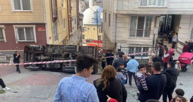 Kağıthane’de mermer ve çimento yüklü kamyonet devrildi
