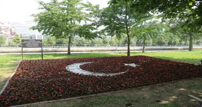 Kağıthane’de Türk bayrağı begonyalarla süslendi
