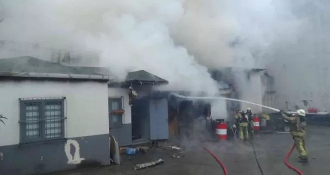 Kağıthane’de yangın paniği: İşyerinin çatısı alev alev yandı
